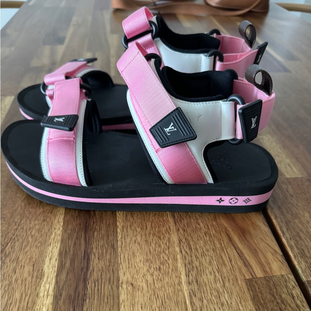 Louis Vuitton Pillow Flat Comfort Sandal pink color. Never used!